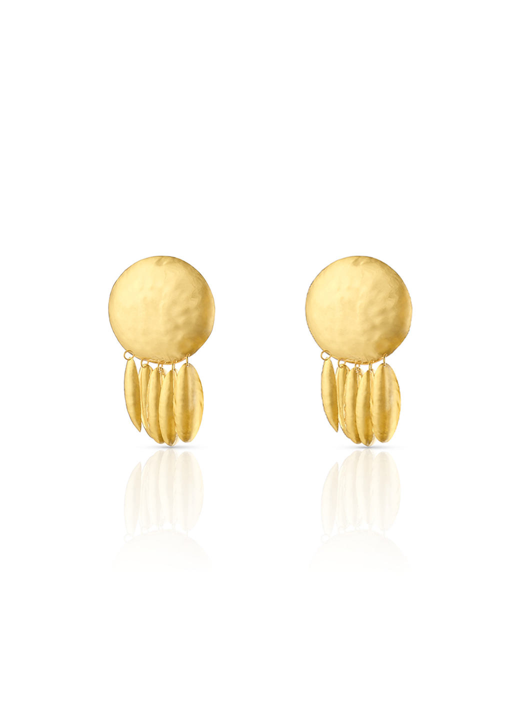 Aretes medianos en dorado con base circular repujada y colgantes ovalados a juego, una pieza de
diseño escultórico de Paula Mendoza.