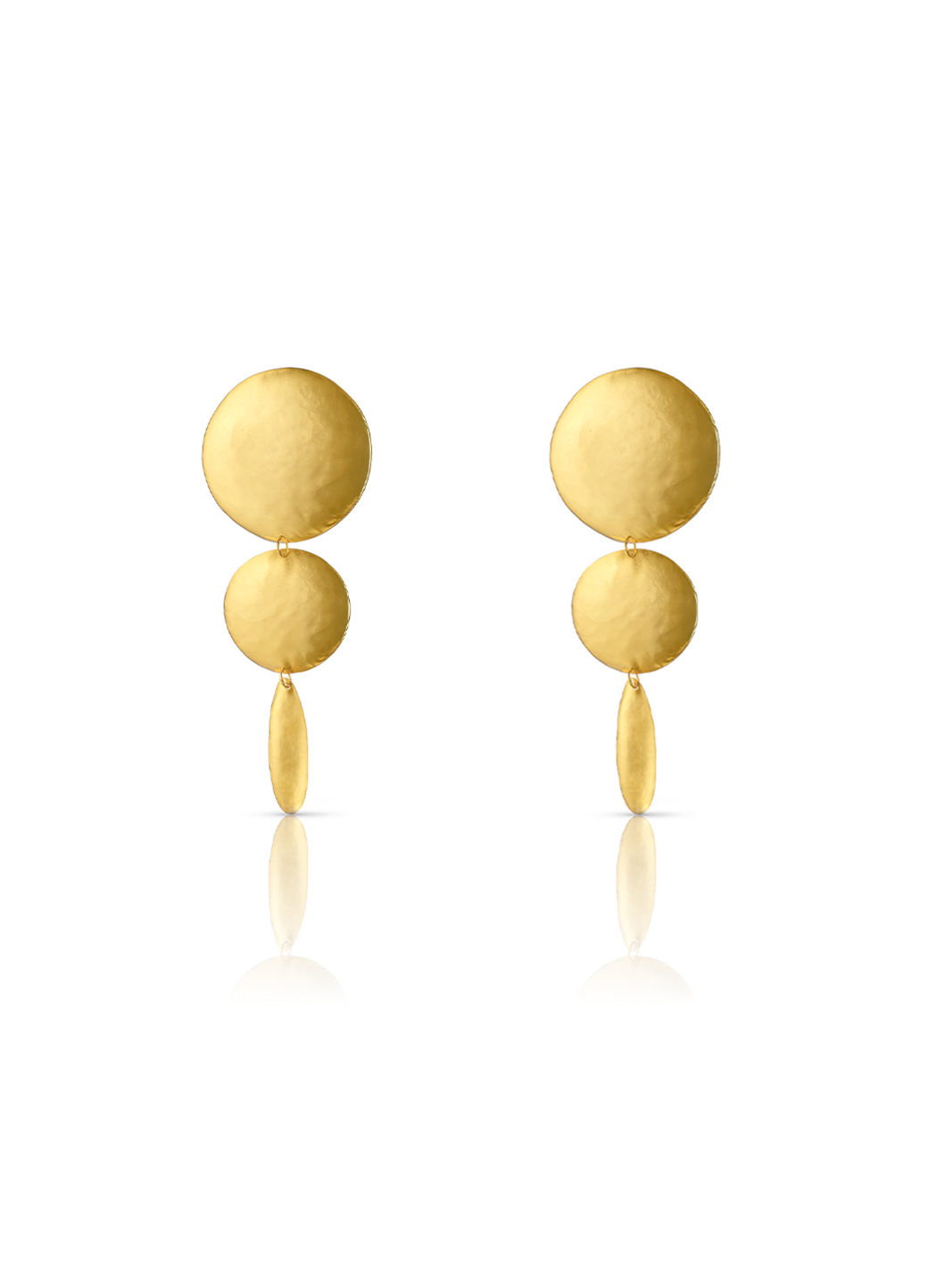 Aretes medianos y largos en dorado compuestos por dos círculos y un óvalo, todos con textura
repujada; una pieza de diseño escultórico de Paula Mendoza.