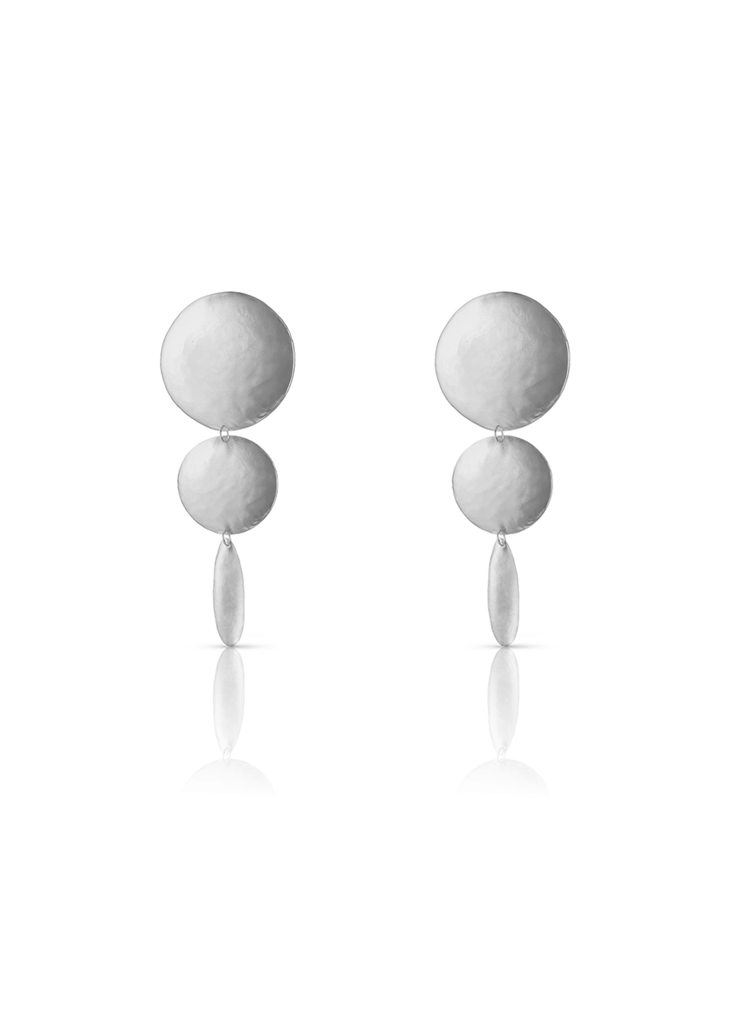Aretes medianos y largos en plateado
compuestos por dos círculos y un óvalo, todos con textura
repujada; una pieza de diseño escultórico de Paula Mendoza.