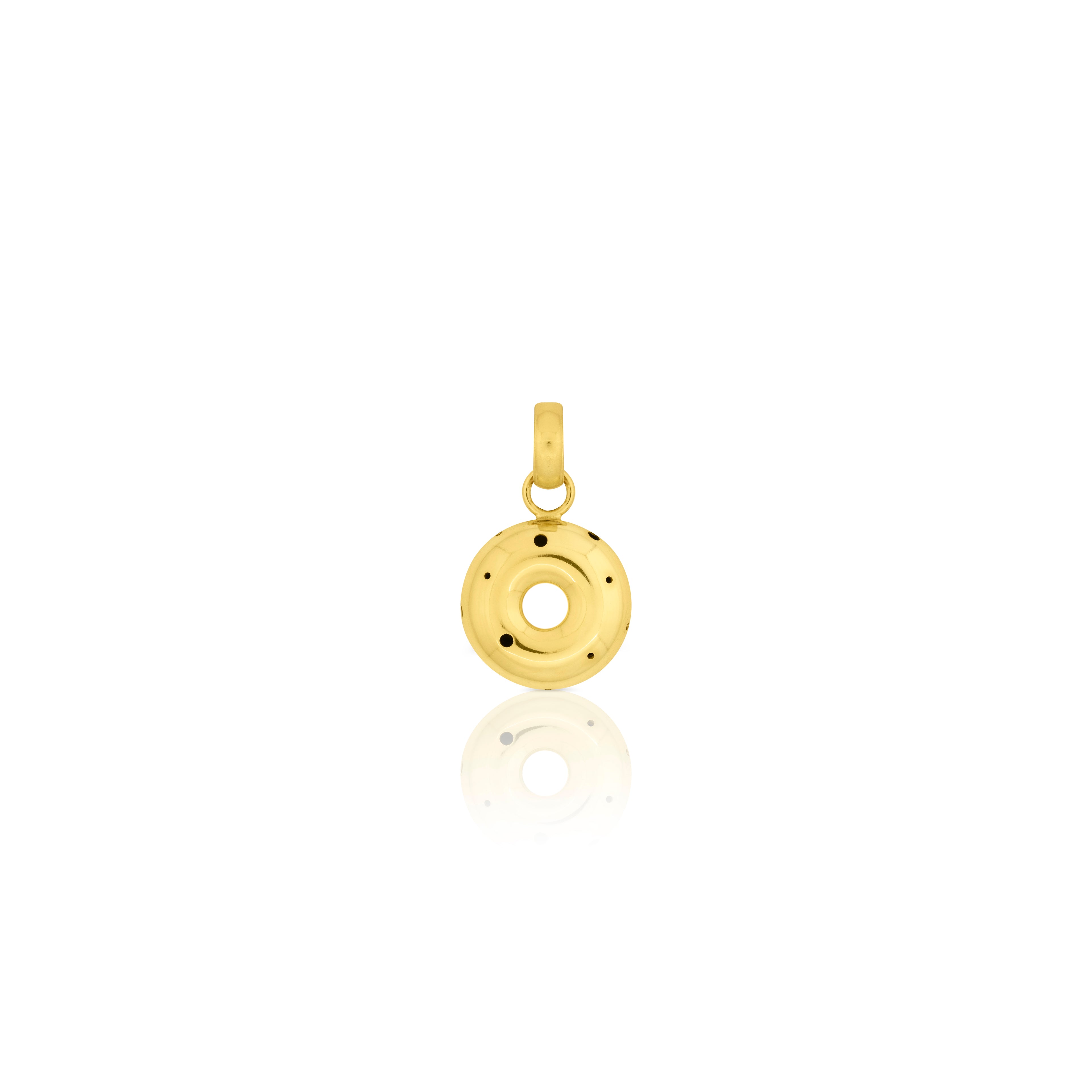 Dije mediano en forma de dona en oro o plata con acabado pulido y sutiles perforaciones, con un diseño grueso y un elegante aro de sujeción