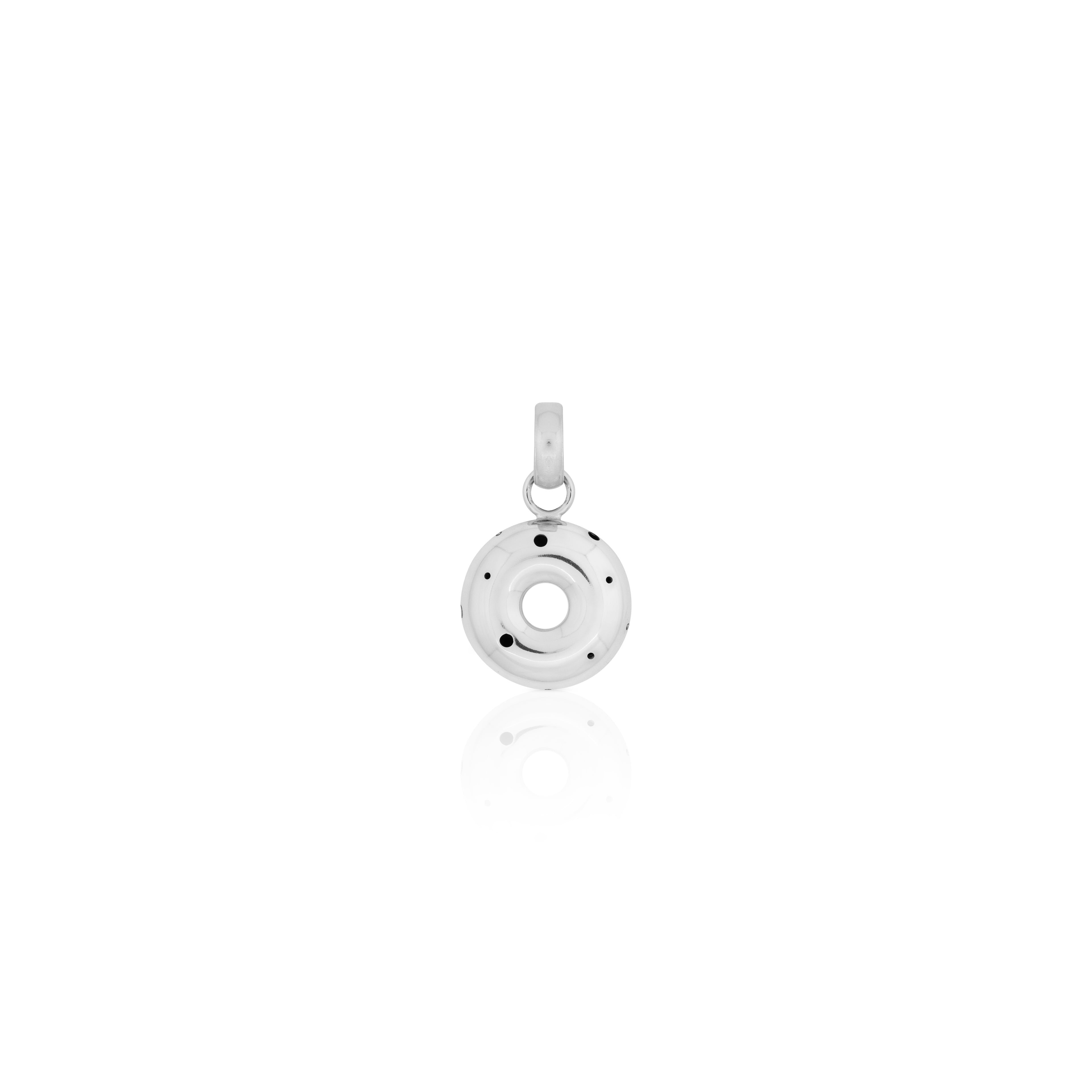 Dije mediano en forma de dona en plata con acabado pulido y sutiles perforaciones, con un diseño grueso y un elegante aro de sujeción.