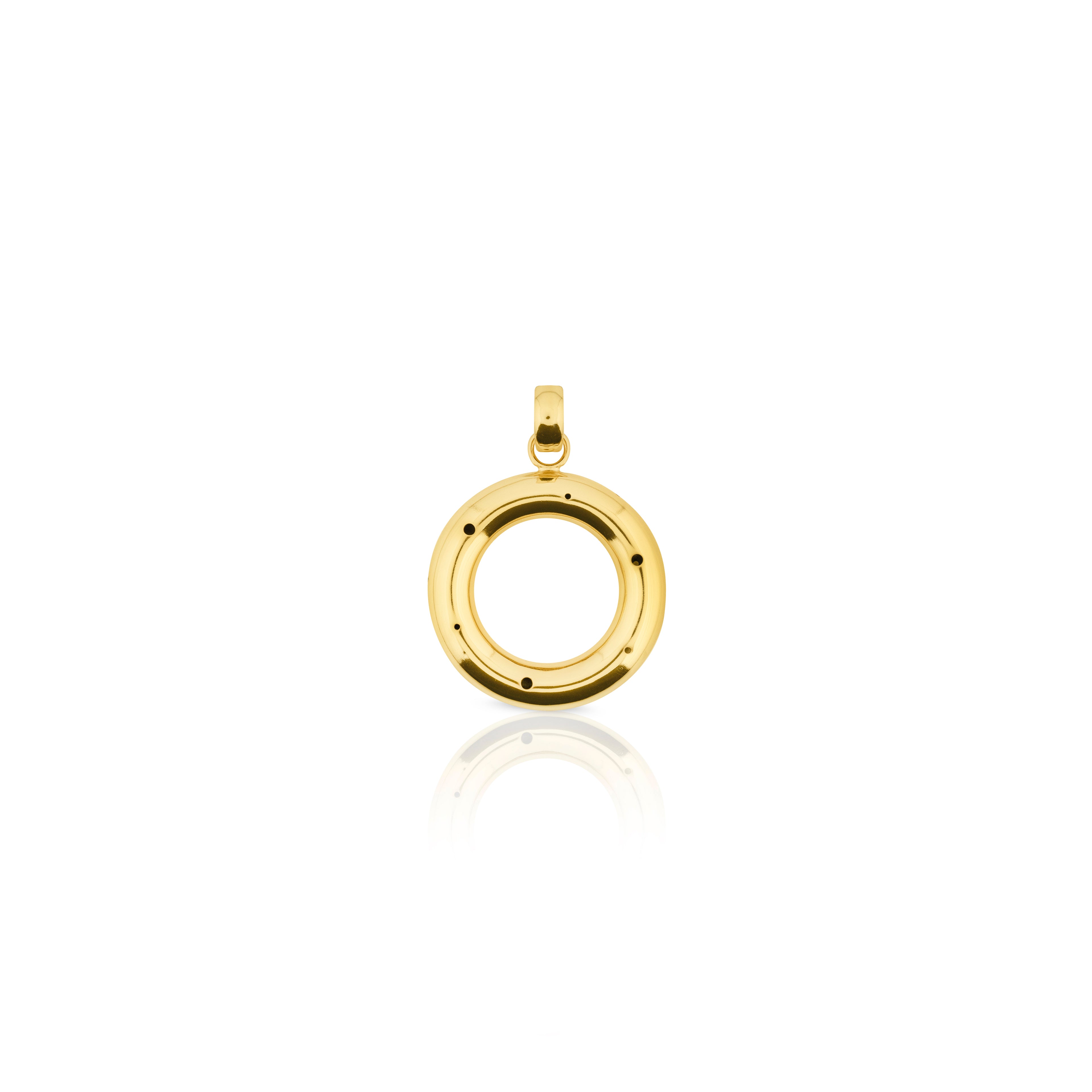 Dije circular mediano dorado o plateado con centro hueco y sutiles perforaciones, diseñado con un acabado pulido y un refinado aro de sujeción.