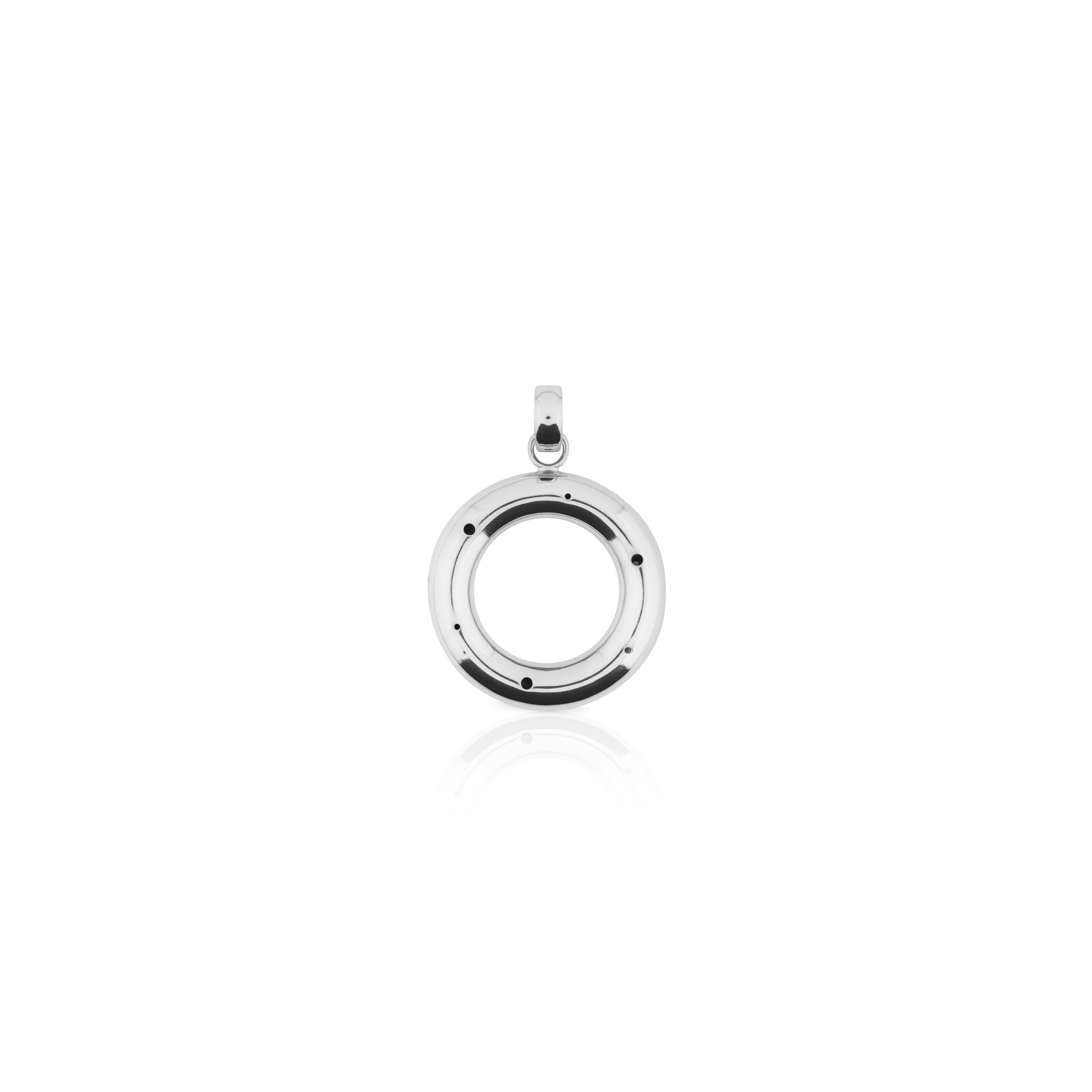 Dije circular mediano plateado con centro hueco y sutiles perforaciones, diseñado con un acabado pulido y un refinado aro de sujeción.