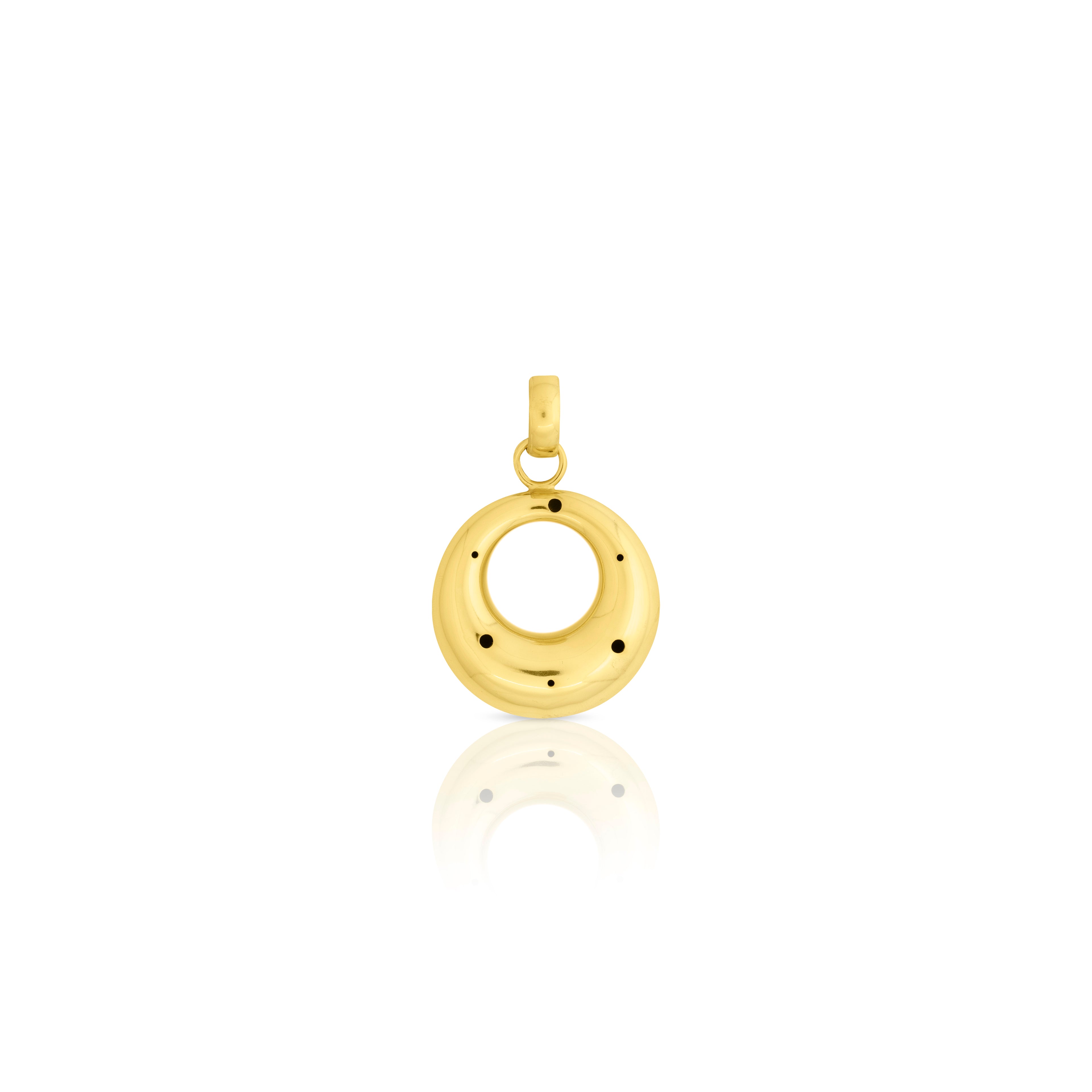 Dije en forma de luna en oro o plata con acabado pulido y delicadas perforaciones, con un elegante aro de sujeción.