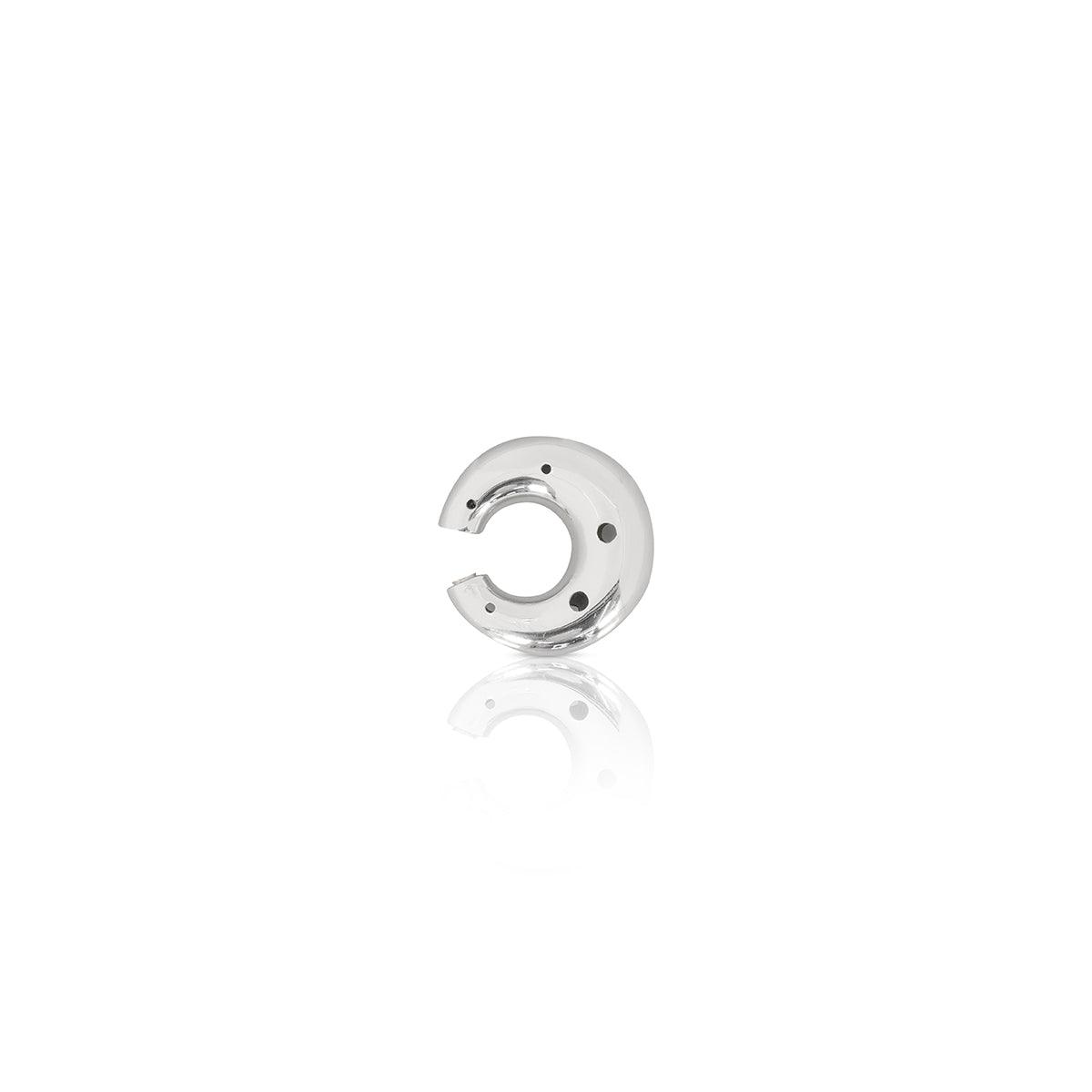 Earcuff de tamaño mediano en forma de luna, disponible en oro o plata, con delicadas perforaciones y un diseño moderno y escultural.