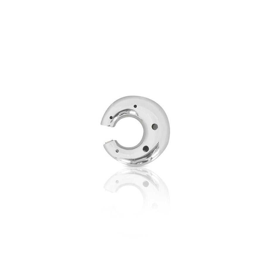 Earcuff de tamaño mediano en forma de luna, disponible en oro o plata, con delicadas perforaciones y un diseño moderno y escultural.