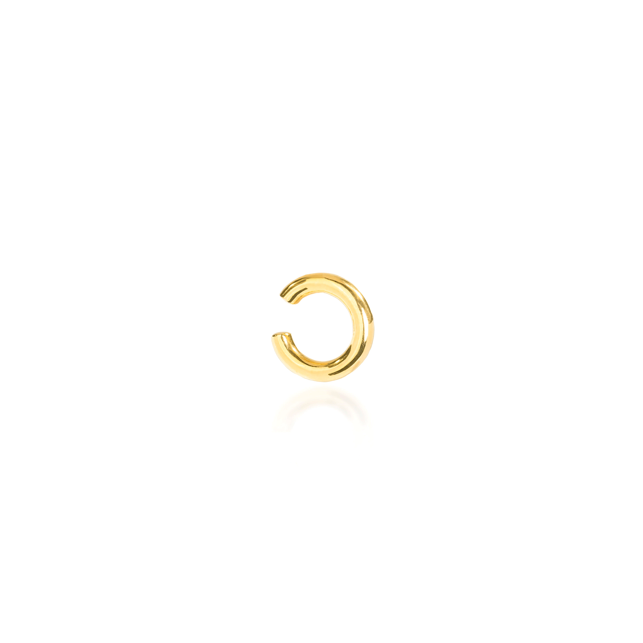 Ear Cuff pequeño y delicado en oro con un diseño minimalista.