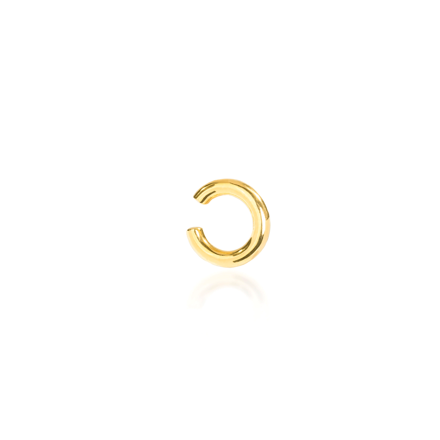 Ear Cuff pequeño y delicado en oro con un diseño minimalista.
