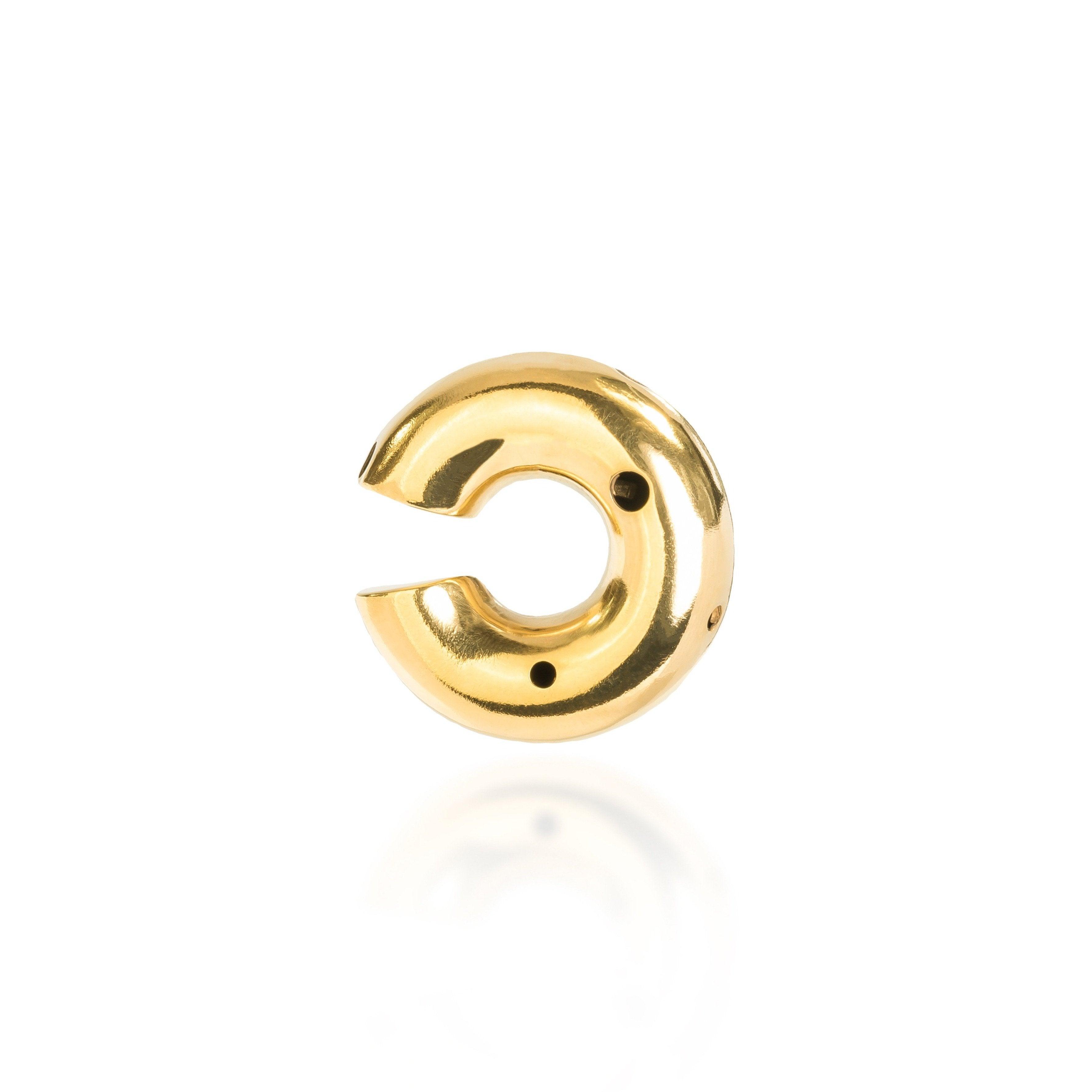 Earcuff grueso de tamaño mediano en oro, decorado con delicadas perforaciones.