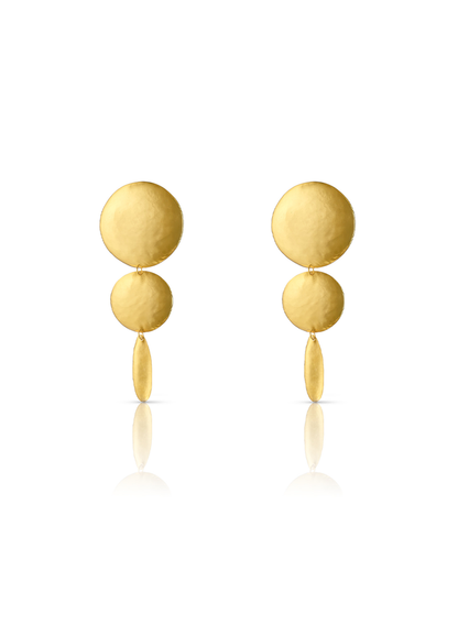 Aretes medianos y largos en dorado compuestos por dos círculos y un óvalo, todos con textura
repujada; una pieza de diseño escultórico de Paula Mendoza.