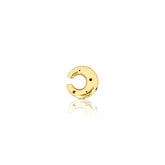 Earcuff de tamaño mediano en forma de luna, disponible en oro o plata, con delicadas perforaciones y un diseño moderno y escultural.