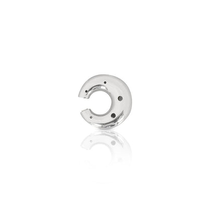 Earcuff de tamaño mediano en forma de luna, disponible en oro o plata, con delicadas perforaciones y un diseño moderno y escultural.