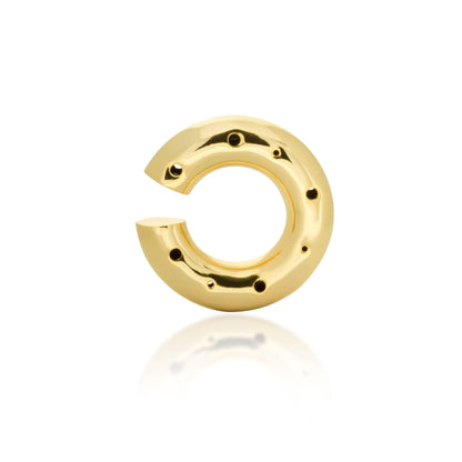 Earcuff grueso de tamaño grande en oro, decorado con delicadas perforaciones.